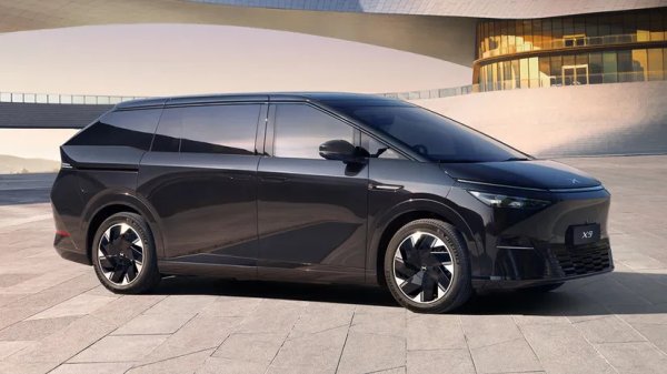 Това е най-продаваният електрически MPV в Китай за първата си година на пазара, а марката вече потвърди експанзията му към Европа.

X9 е технологично богат модел: разполага със седалки с нулева гравитация, 21,4-инчов екран за задните пътници и вградена система за караоке с шест микрофона. Всичките три реда седалки имат подгряване. Практичността също е на ниво &ndash; при сгънат трети ред, в багажника можете да поберете двойно легло или пет велосипеда, изправени вертикално. Клиентите могат да избират между батерии с капацитет 94,8 kWh или 105 kWh за пробег до 700 км.
